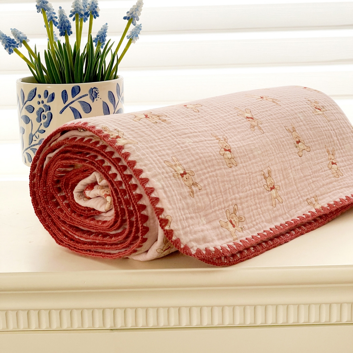 91家纺网 家纺一手货源 找家纺 优被业 2026新款A类全棉双层纱布毯夏被毯盖毯婴儿包被 嗨皮兔