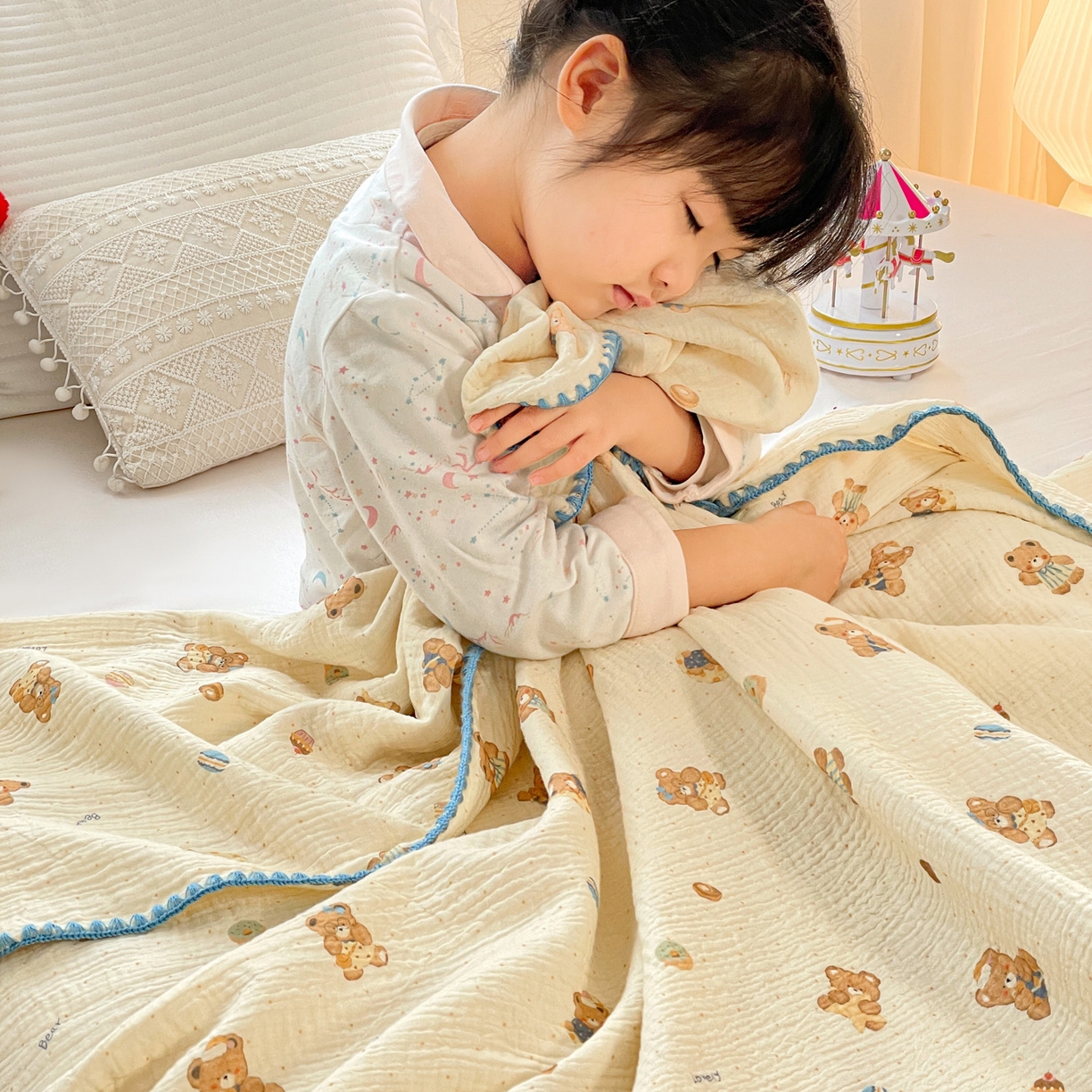 91家纺网 家纺一手货源 找家纺 优被业 2026新款A类全棉双层纱布毯夏被毯盖毯婴儿包被 抱抱熊