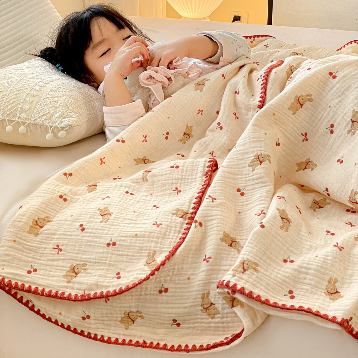 91家纺网 家纺一手货源 找家纺 优被业 2026新款A类全棉双层纱布毯夏被毯盖毯婴儿包被 樱桃小兔