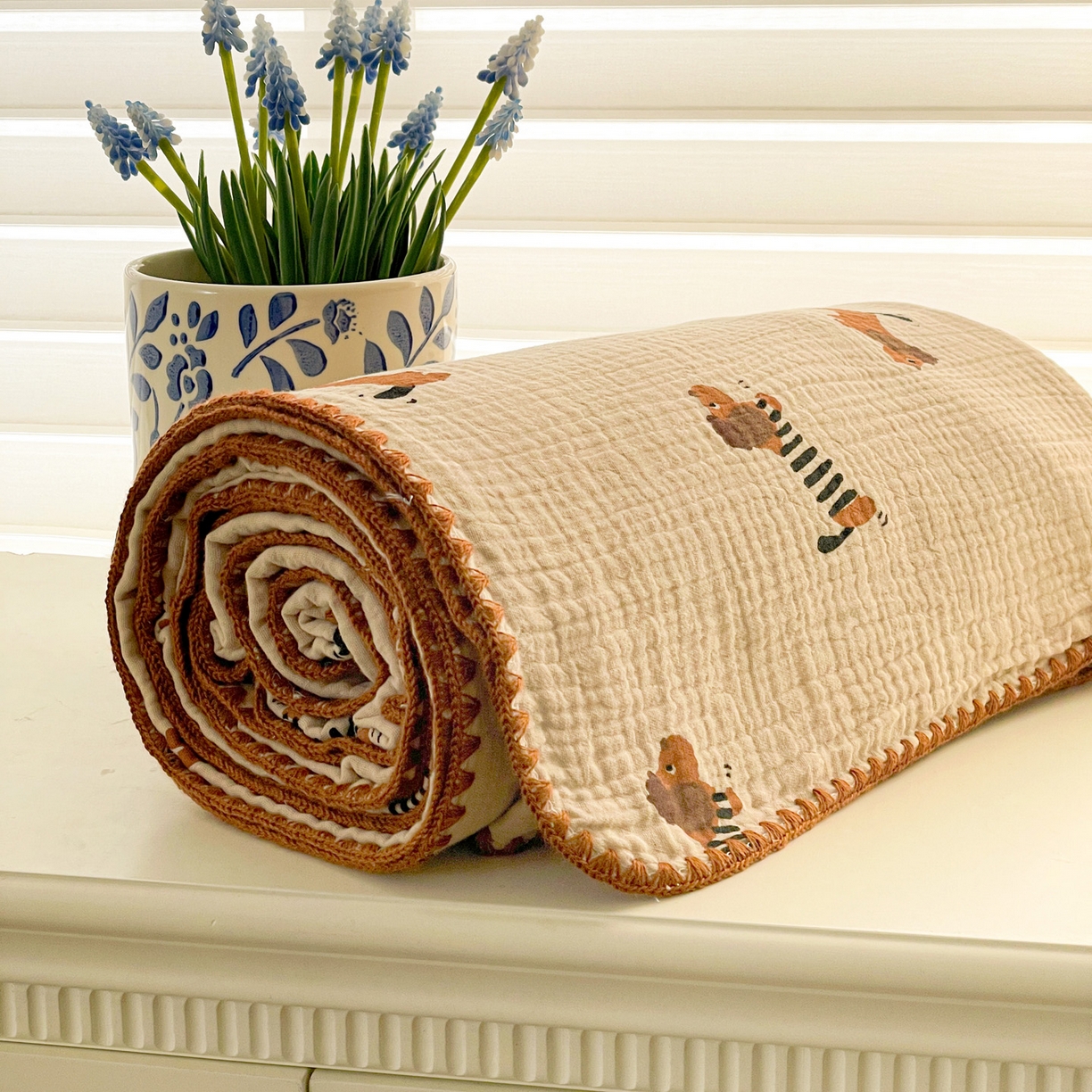 91家纺网 家纺一手货源 找家纺 优被业 2026新款A类全棉双层纱布毯夏被毯盖毯婴儿包被 腊肠狗