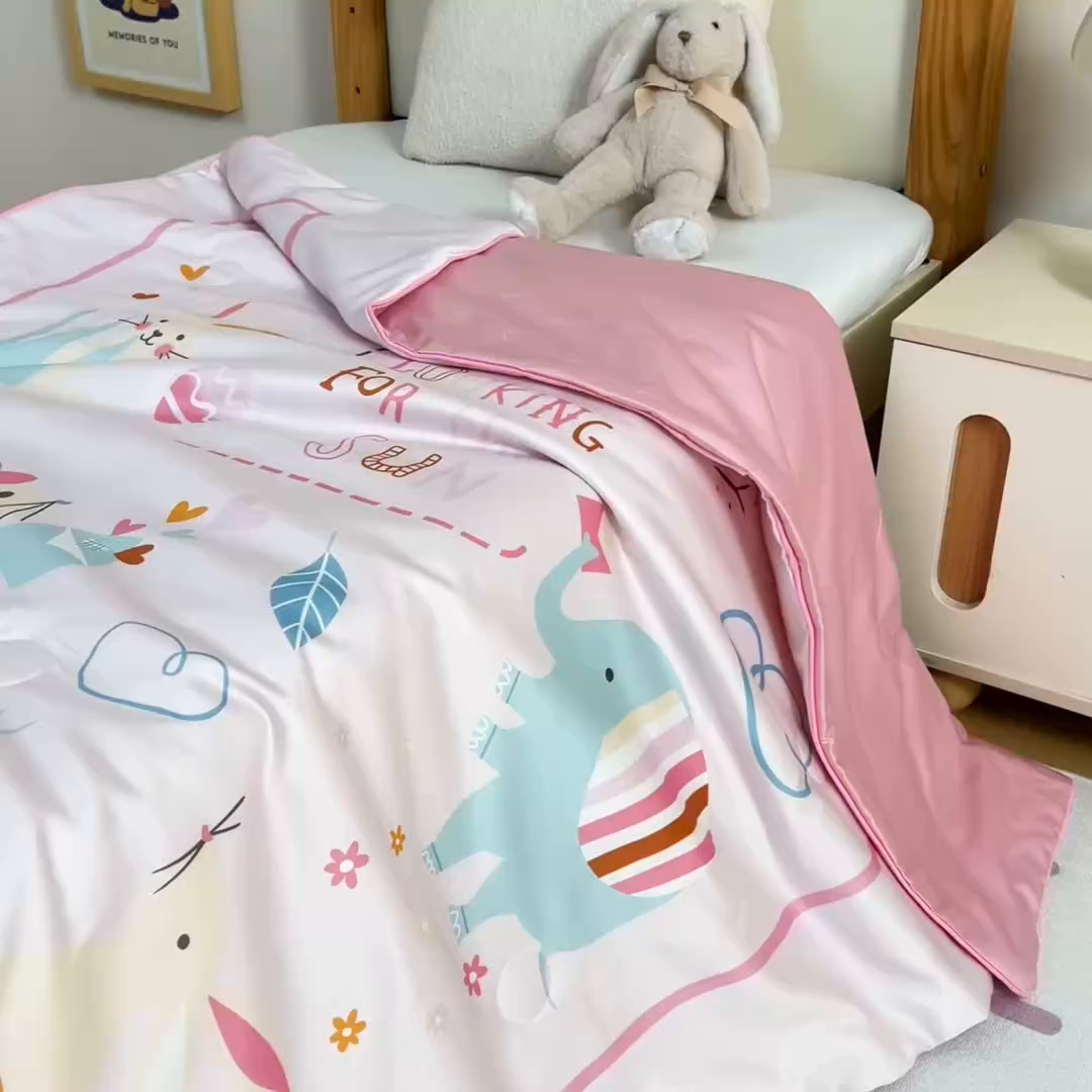 91家纺网 家纺一手货源 找家纺 御棉坊 2026新品A类长绒棉数码印花幼儿园蚕丝夏被儿童夏凉被空调被婴童薄被子 蚕丝-森林邮递员