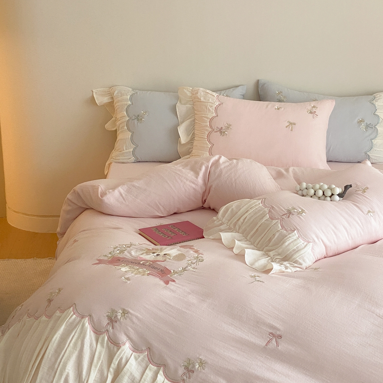 91家纺网 家纺一手货源 找家纺 （总）曼布缇 2026新款A类双层纱全棉纯棉工艺款四件套-萌贝尔