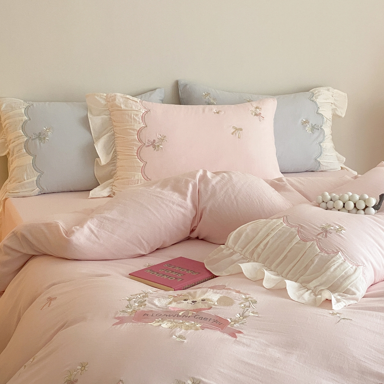 91家纺网 家纺一手货源 找家纺 曼布缇 2026新款A类双层纱全棉纯棉工艺款四件套-萌贝尔 萌贝尔-粉