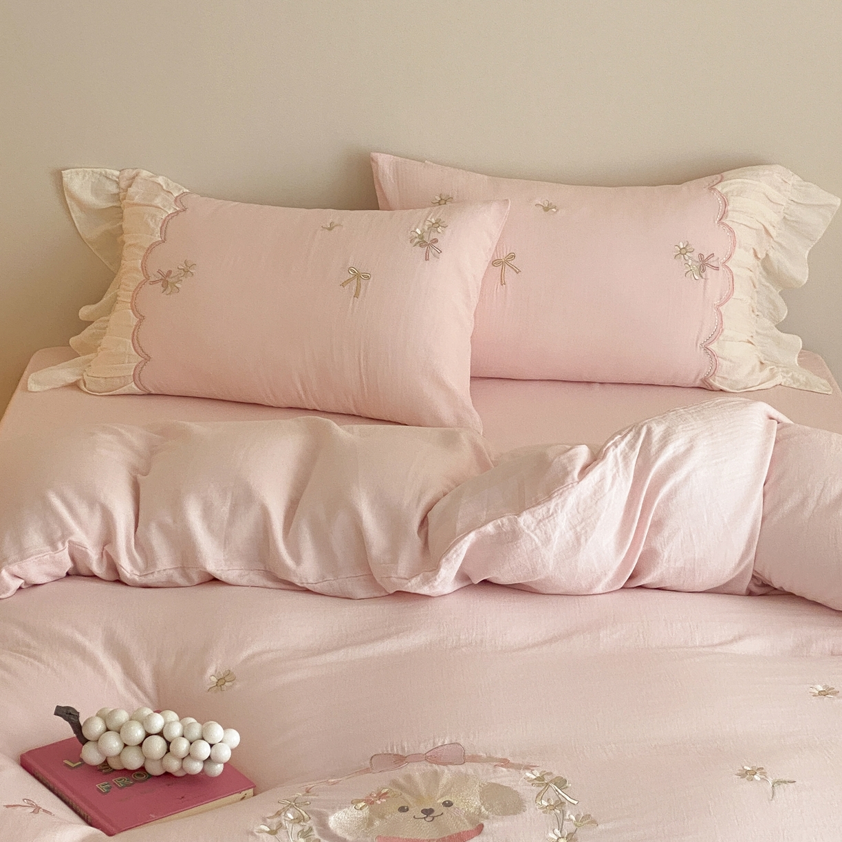 91家纺网 家纺一手货源 找家纺 曼布缇 2026新款A类双层纱全棉纯棉工艺款四件套-萌贝尔 萌贝尔-粉