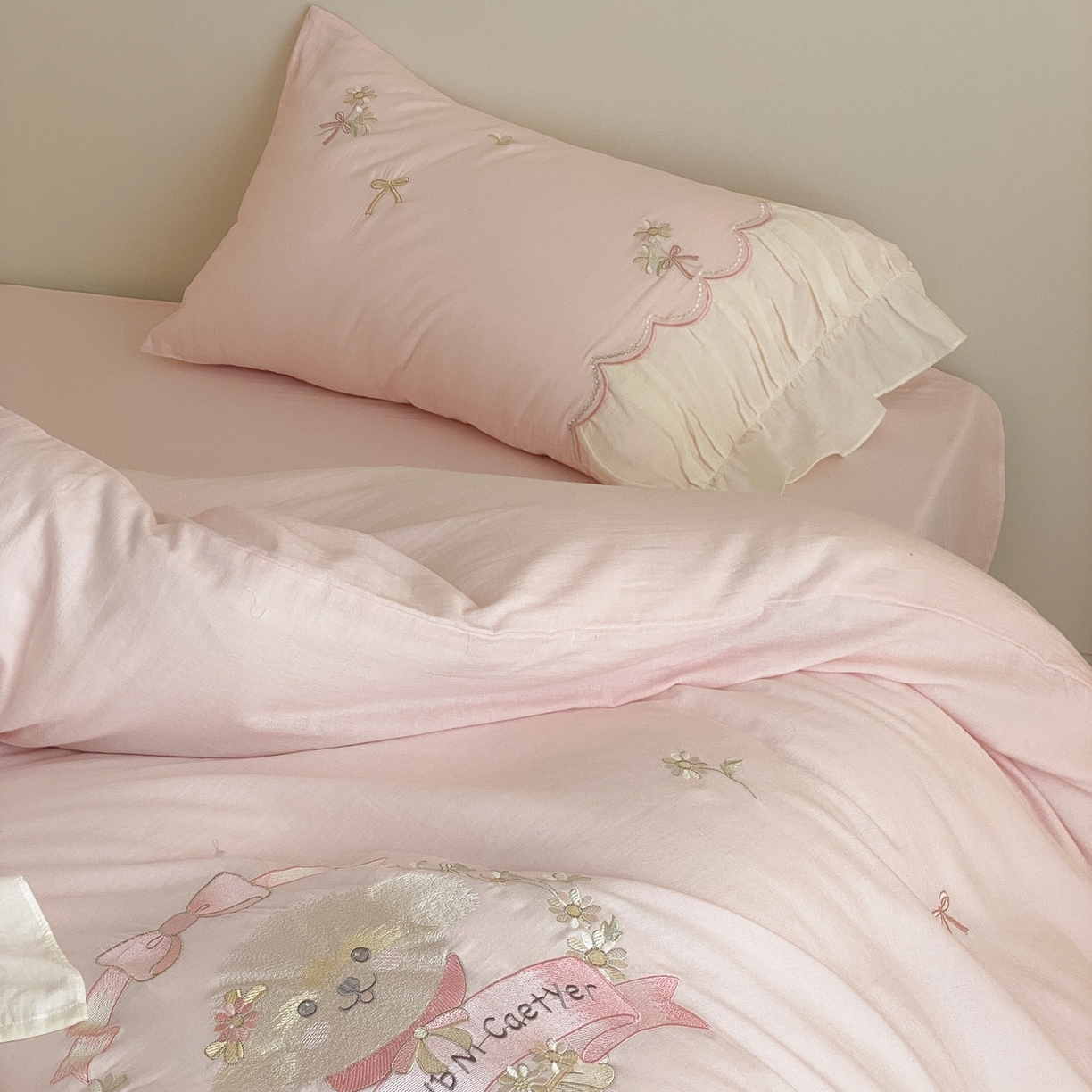 91家纺网 家纺一手货源 找家纺 曼布缇 2026新款A类双层纱全棉纯棉工艺款四件套-萌贝尔 萌贝尔-粉