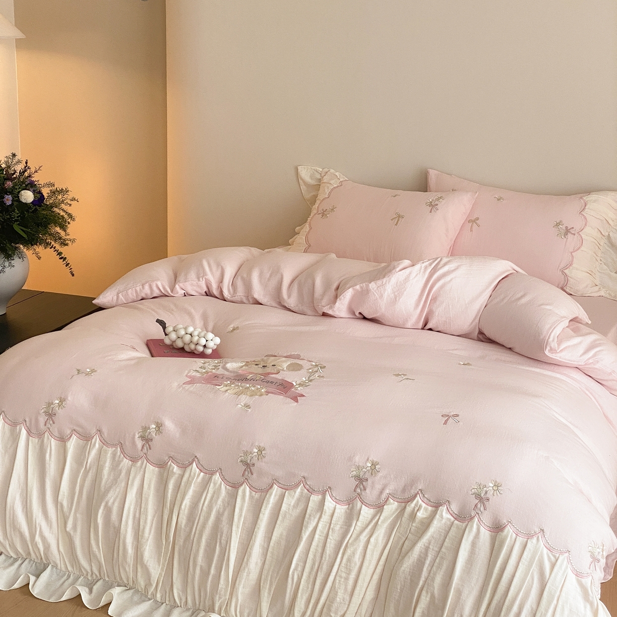 91家纺网 家纺一手货源 找家纺 曼布缇 2026新款A类双层纱全棉纯棉工艺款四件套-萌贝尔 萌贝尔-粉