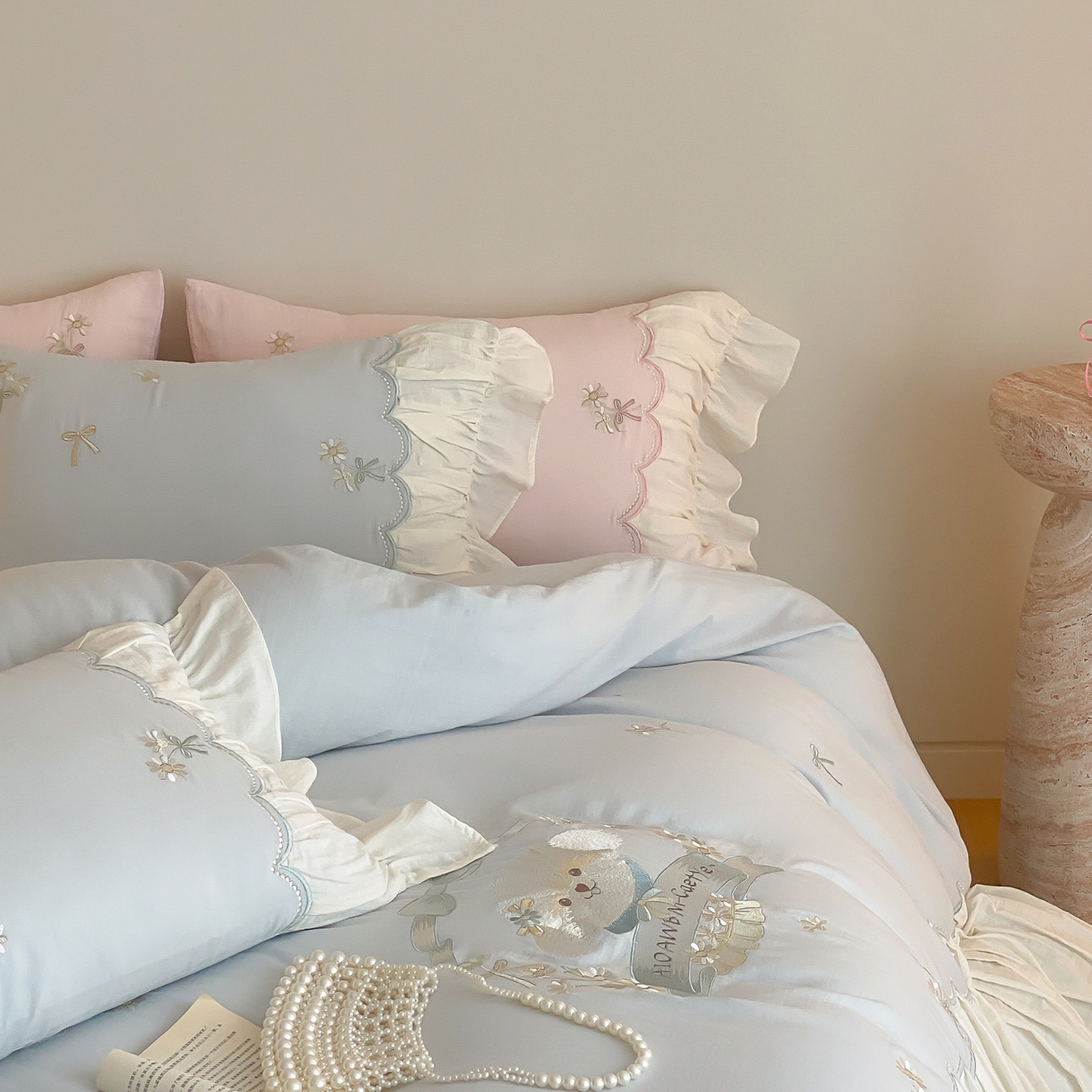 91家纺网 家纺一手货源 找家纺 曼布缇 2026新款A类双层纱全棉纯棉工艺款四件套-萌贝尔 萌贝尔-蓝