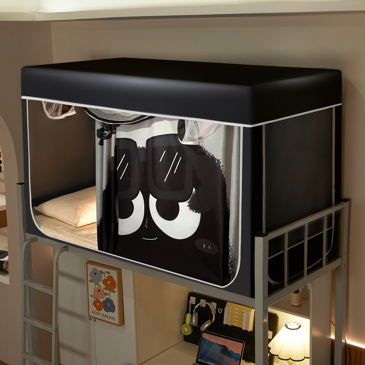 91家纺网 家纺一手货源 找家纺 初心家纺 2026新款99%五面遮光加厚涂层遮光大版数码印花带靠墙帘卡通学生蚊帐 摆烂芝麻球