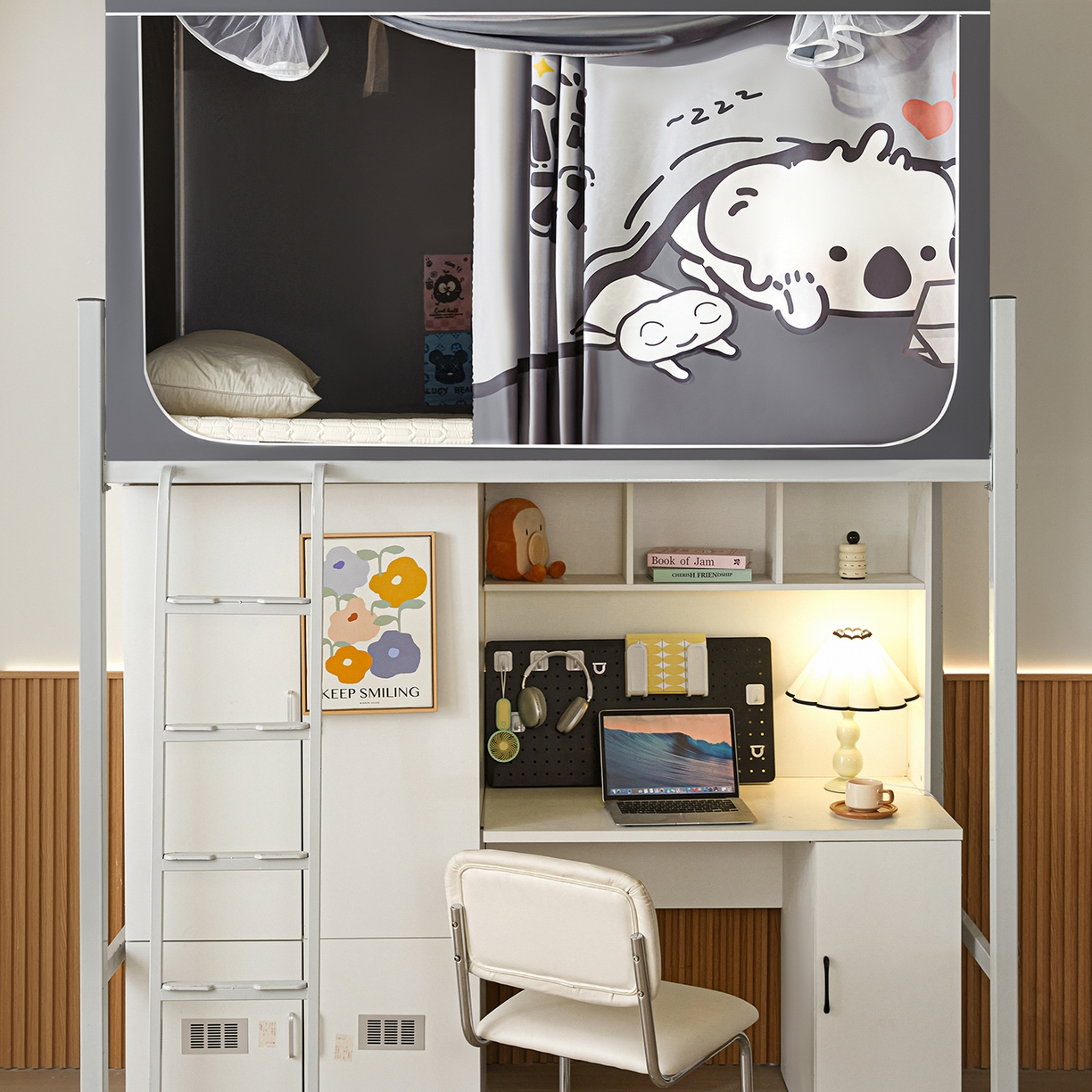 91家纺网 家纺一手货源 找家纺 初心家纺 2026新款99%五面遮光加厚涂层遮光大版数码印花带靠墙帘卡通学生蚊帐 发呆呆考拉