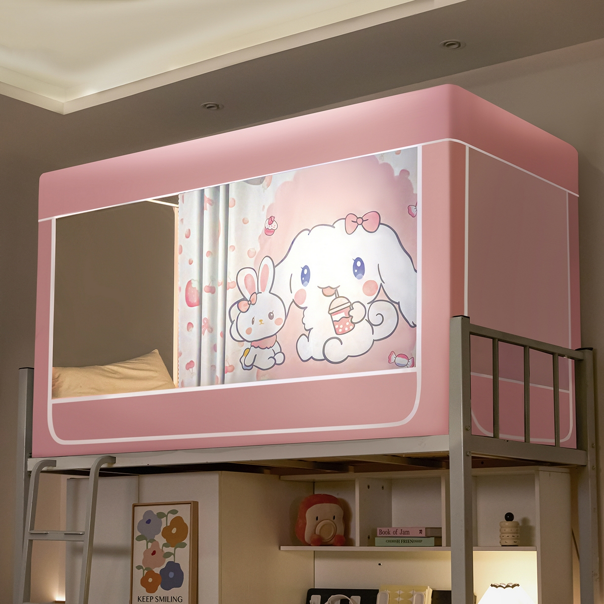 91家纺网 家纺一手货源 找家纺 初心家纺 2026新款99%五面遮光加厚涂层遮光大版数码印花带靠墙帘卡通学生蚊帐 粉红小玉桂