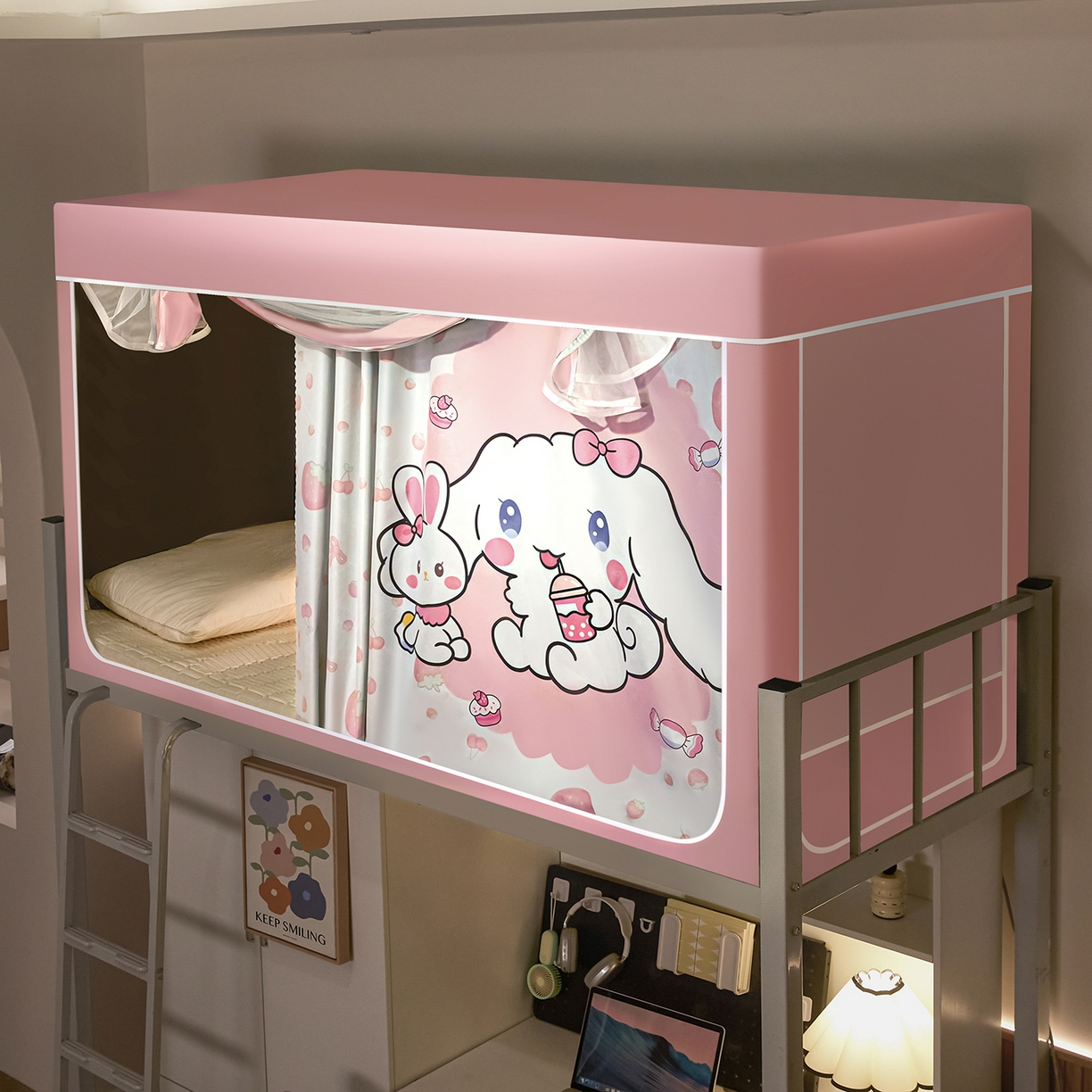 91家纺网 家纺一手货源 找家纺 初心家纺 2026新款99%五面遮光加厚涂层遮光大版数码印花带靠墙帘卡通学生蚊帐 粉红小玉桂