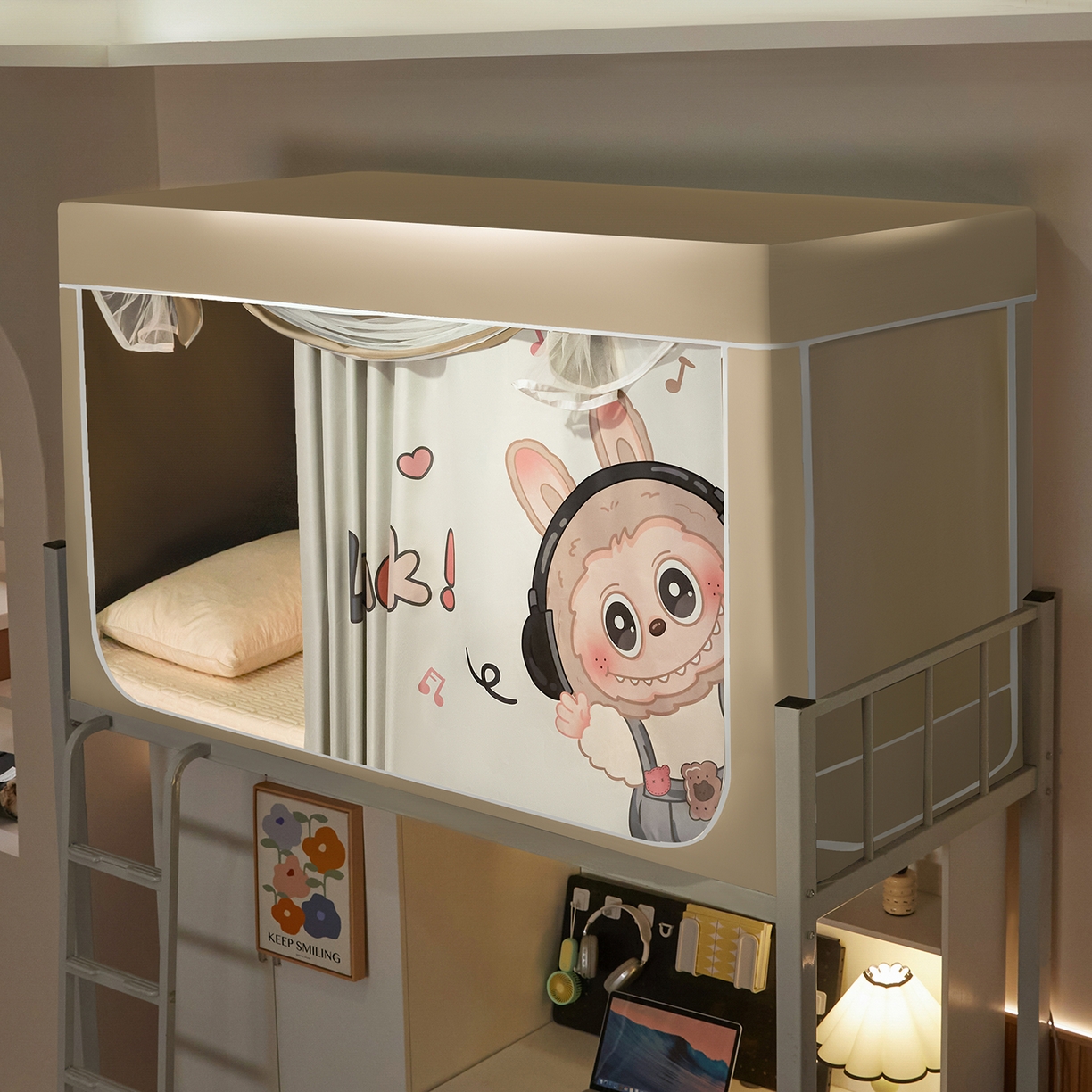 91家纺网 家纺一手货源 找家纺 初心家纺 2026新款99%五面遮光加厚涂层遮光大版数码印花带靠墙帘卡通学生蚊帐 奶萌labubu