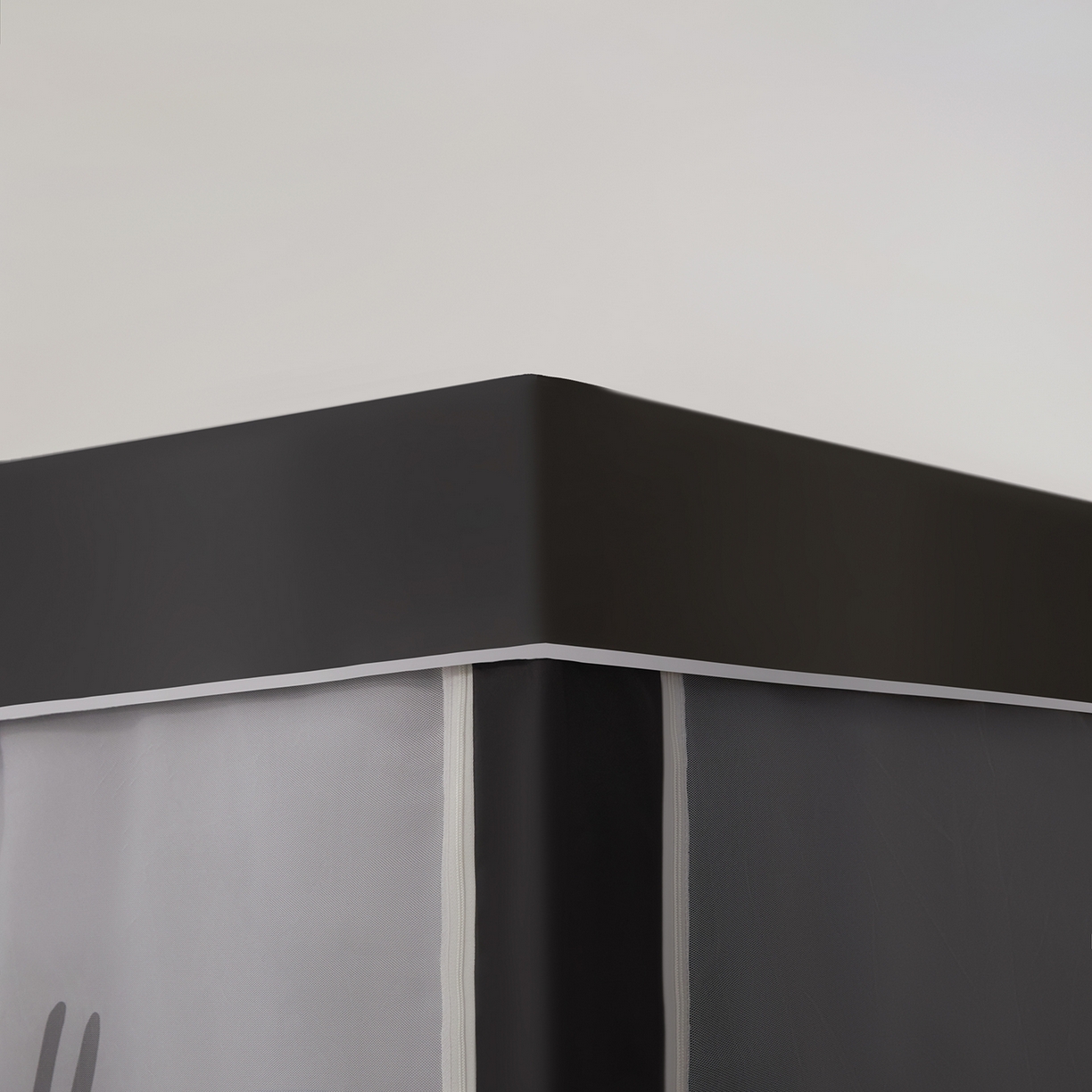 91家纺网 家纺一手货源 找家纺 初心家纺 2026新款99%五面遮光加厚涂层遮光大版数码印花带靠墙帘卡通学生蚊帐 俏皮猫咪