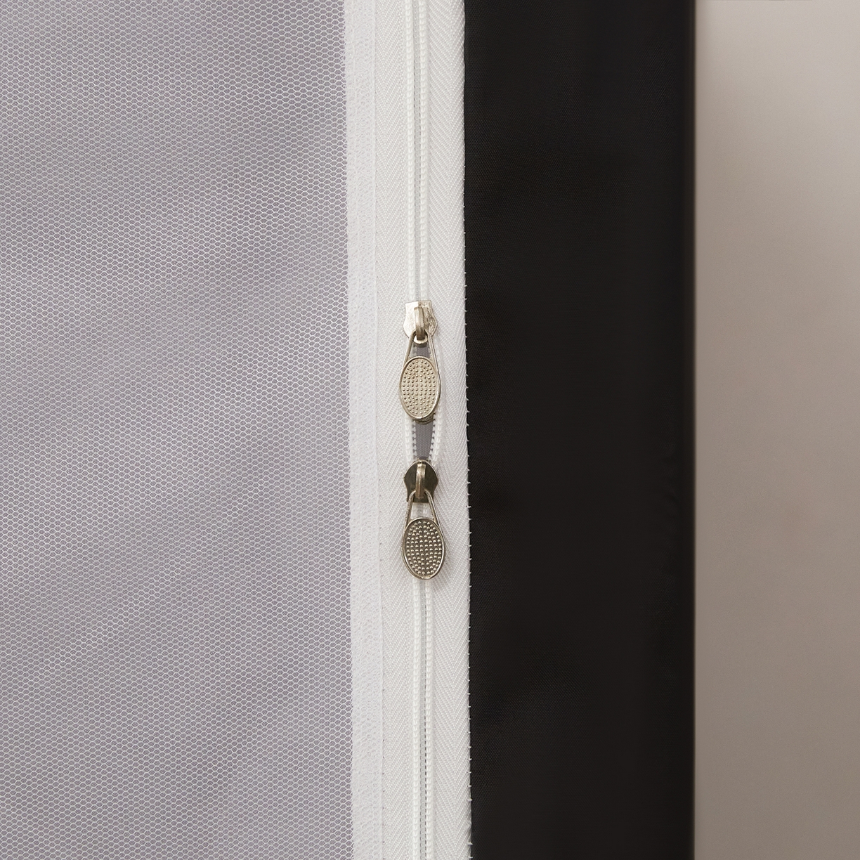 91家纺网 家纺一手货源 找家纺 初心家纺 2026新款99%五面遮光加厚涂层遮光大版数码印花带靠墙帘卡通学生蚊帐 俏皮猫咪