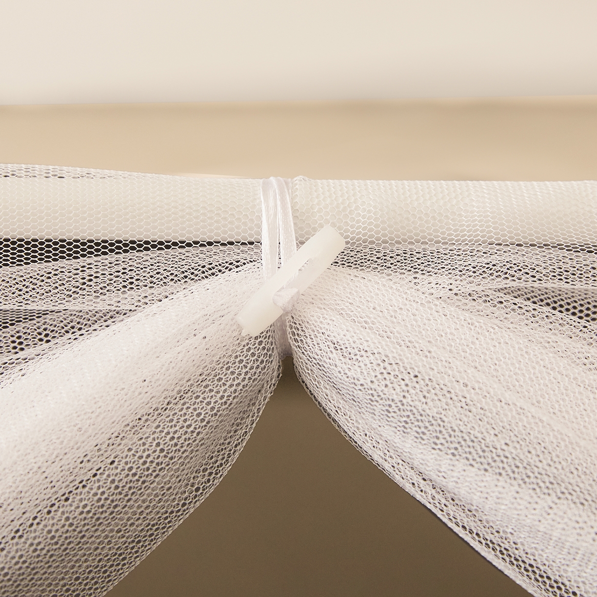 91家纺网 家纺一手货源 找家纺 初心家纺 2026新款99%五面遮光加厚涂层遮光大版数码印花带靠墙帘卡通学生蚊帐 小熊懒洋洋