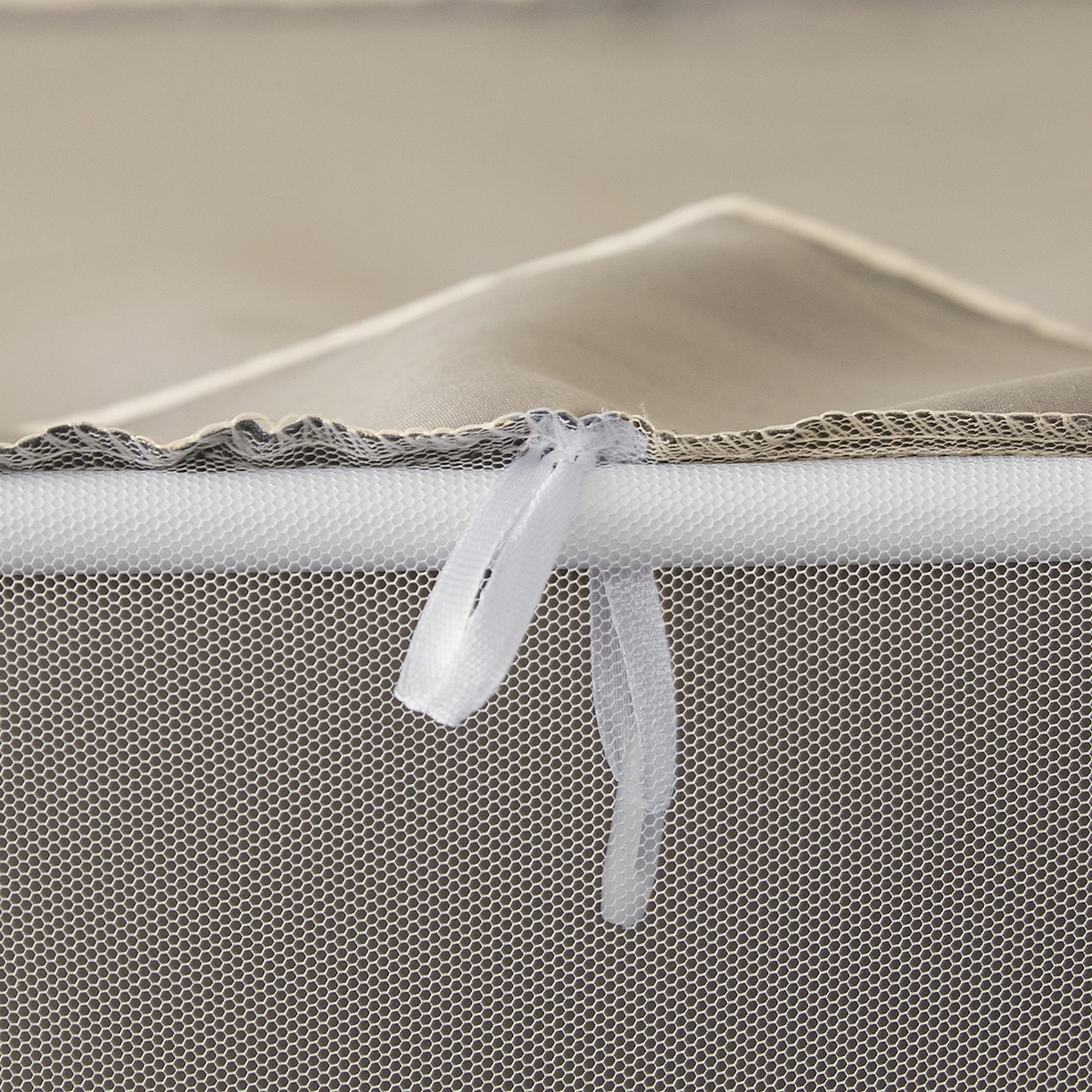 91家纺网 家纺一手货源 找家纺 初心家纺 2026新款99%五面遮光加厚涂层遮光大版数码印花带靠墙帘卡通学生蚊帐 小熊懒洋洋