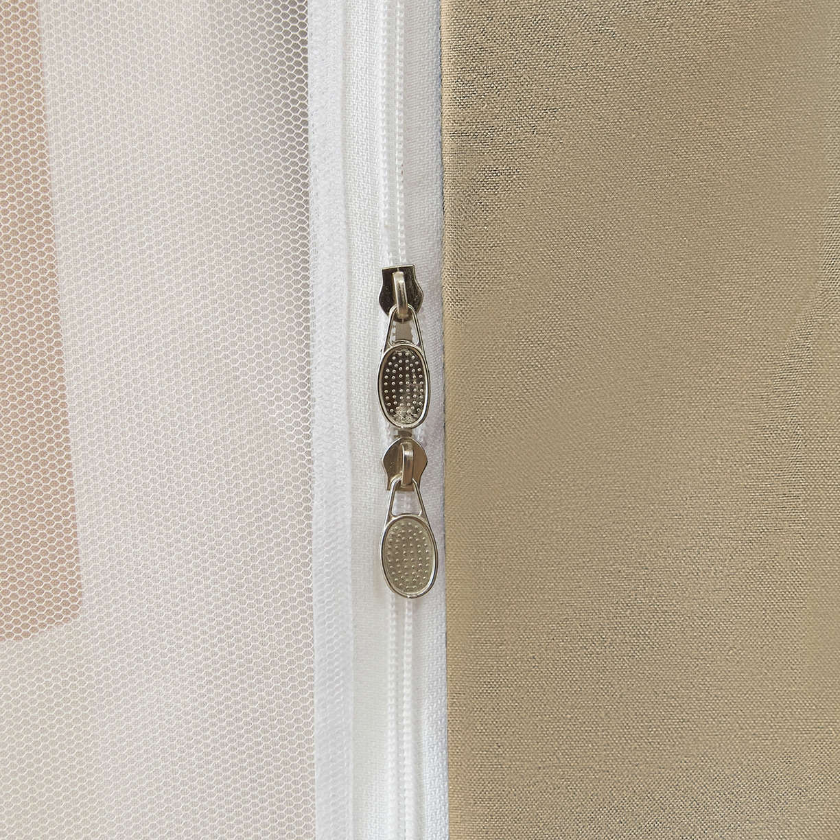 91家纺网 家纺一手货源 找家纺 初心家纺 2026新款99%五面遮光加厚涂层遮光大版数码印花带靠墙帘卡通学生蚊帐 小熊懒洋洋