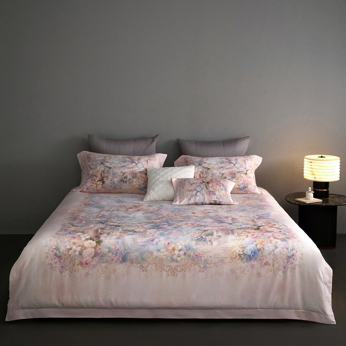 91家纺网 家纺一手货源 找家纺 金奇达家纺 2026新款【茧养·丝光缎】四件套-柏林花事【（会员减40元）标准号全网控价（折后券后）不低于299元】 爱丽丝梦境-粉