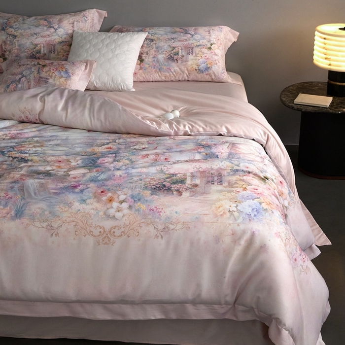 91家纺网 家纺一手货源 找家纺 金奇达家纺 2026新款【茧养·丝光缎】四件套-柏林花事【（会员减40元）标准号全网控价（折后券后）不低于299元】 爱丽丝梦境-粉