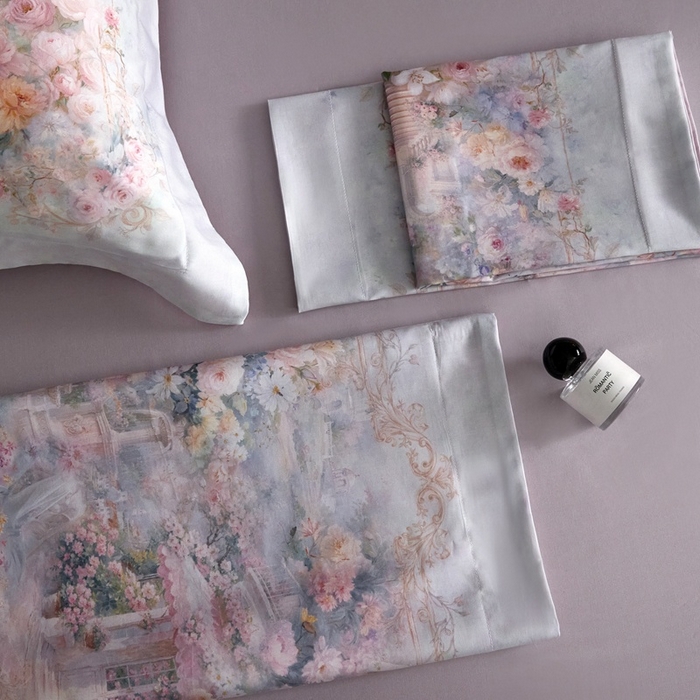 91家纺网 家纺一手货源 找家纺 金奇达家纺 2026新款【茧养·丝光缎】四件套-柏林花事【（会员减40元）标准号全网控价（折后券后）不低于299元】 爱丽丝梦境-蓝