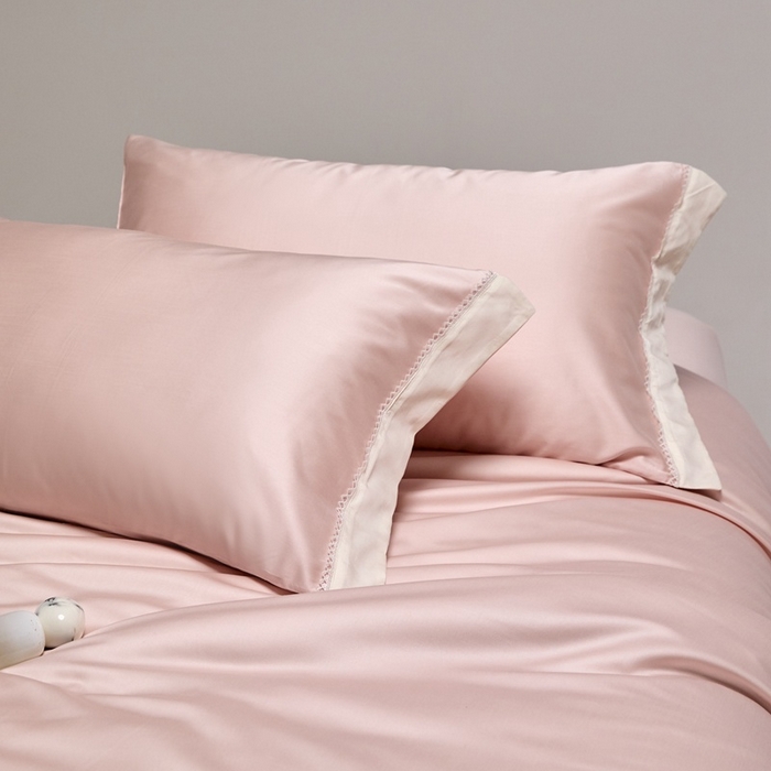 91家纺网 家纺一手货源 找家纺 金奇达家纺 2026新款【茧养·丝光缎】四件套-洛微【标准号全网控价（折后券后）不低于299元（会员减40元）】 洛微 -豆蔻粉