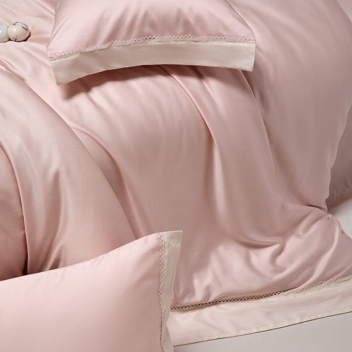 91家纺网 家纺一手货源 找家纺 金奇达家纺 2026新款【茧养·丝光缎】四件套-洛微【标准号全网控价（折后券后）不低于299元（会员减40元）】 洛微 -豆蔻粉