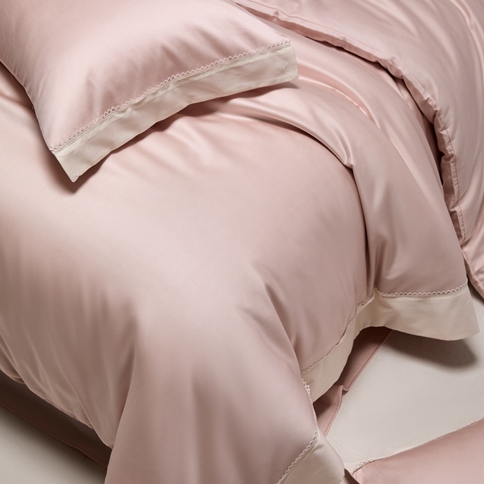 91家纺网 家纺一手货源 找家纺 金奇达家纺 2026新款【茧养·丝光缎】四件套-洛微【标准号全网控价（折后券后）不低于299元（会员减40元）】 洛微 -豆蔻粉