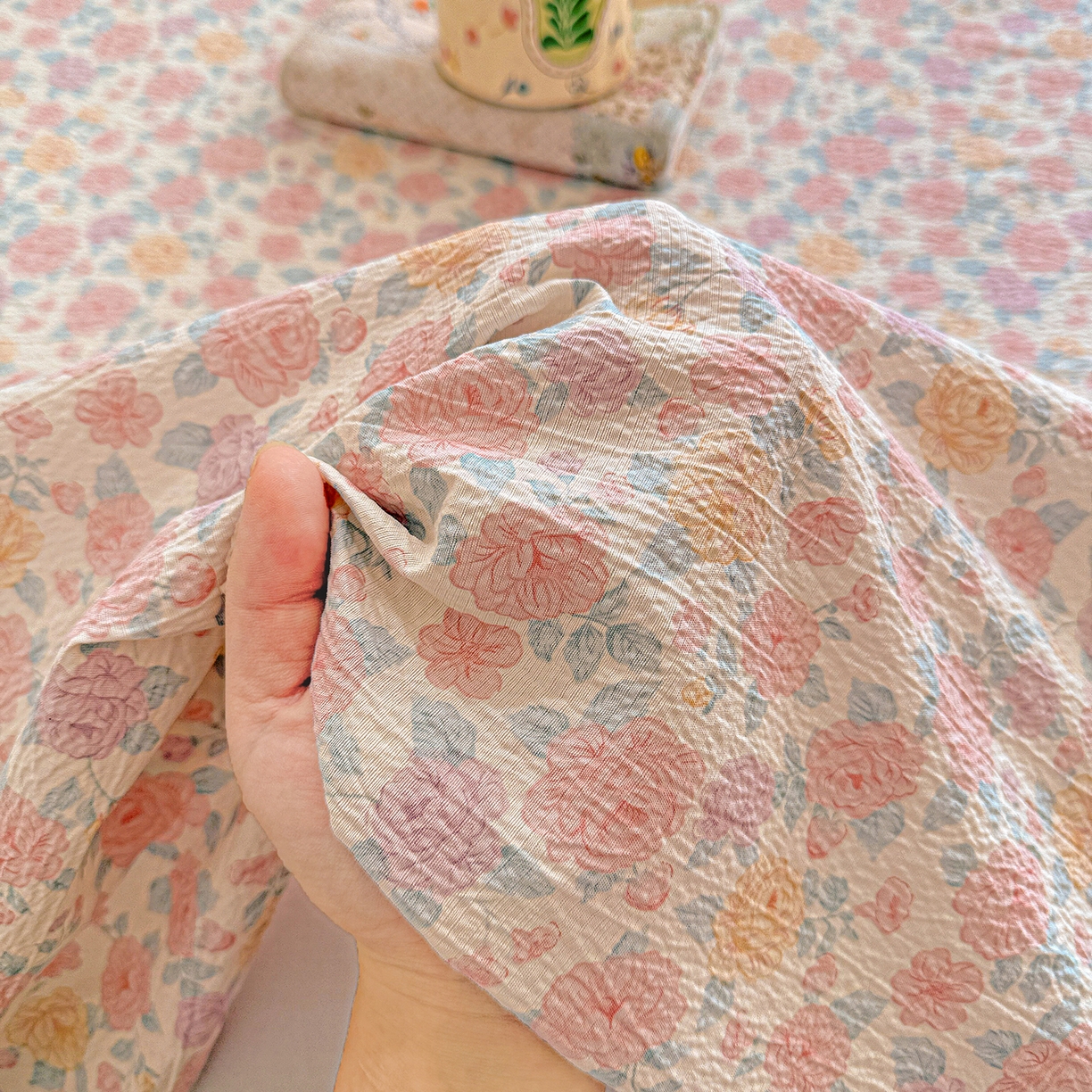 91家纺网 家纺一手货源 找家纺 仟人梦 2026新款云感双层纱印花单床单-叠拍图 水墨丹青-粉