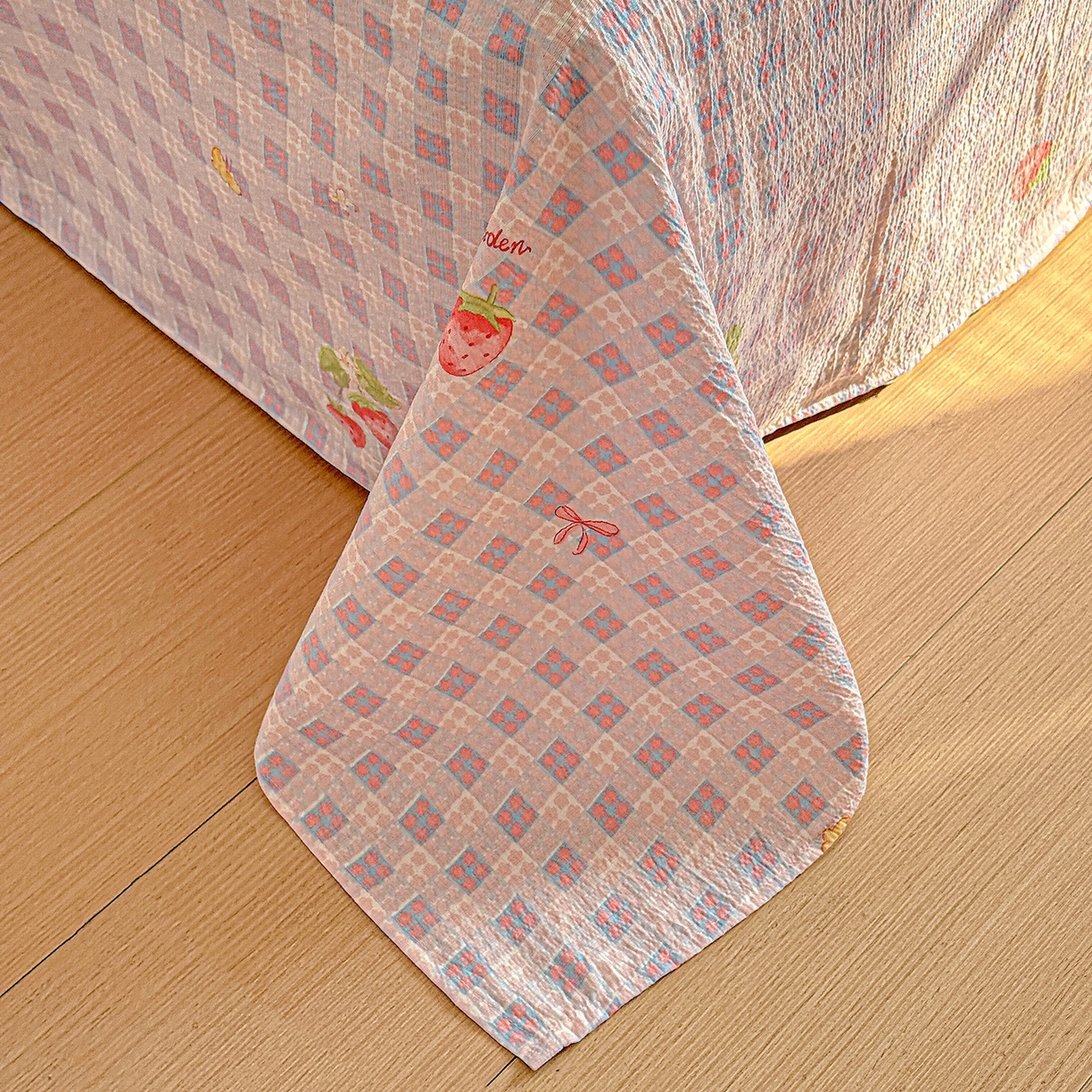 91家纺网 家纺一手货源 找家纺 仟人梦 2026新款云感双层纱印花单床单-叠拍图 草莓之语