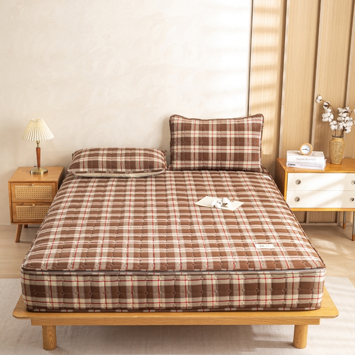 91家纺网 家纺一手货源 找家纺 伊人坊 2026新款纯棉深格子无印风六面全包夹棉床笠床垫保护套 沐风-奶咖