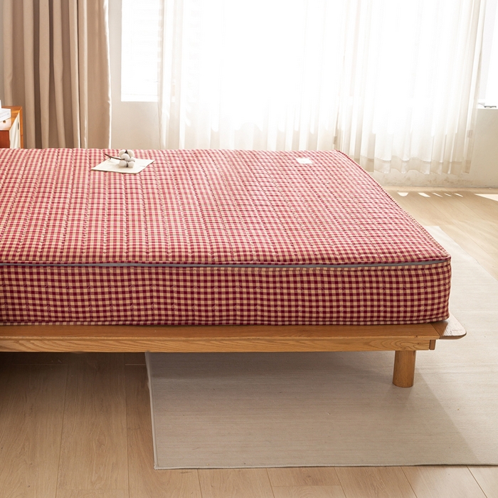 91家纺网 家纺一手货源 找家纺 伊人坊 2026新款纯棉深格子无印风六面全包夹棉床笠床垫保护套 荟素-红