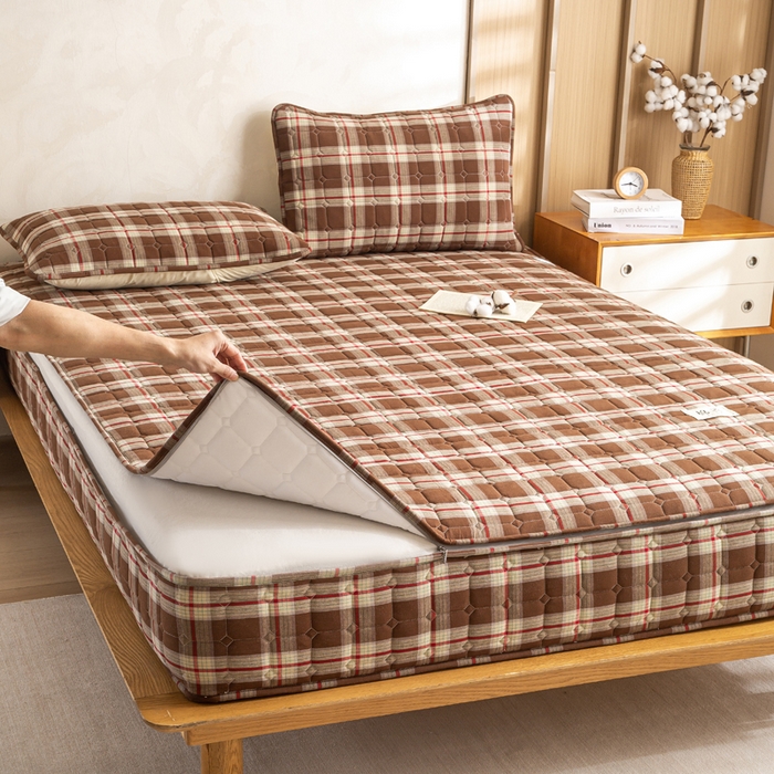 91家纺网 家纺一手货源 找家纺 伊人坊 2026新款纯棉深格子无印风六面全包夹棉床笠床垫保护套 沐风-奶咖