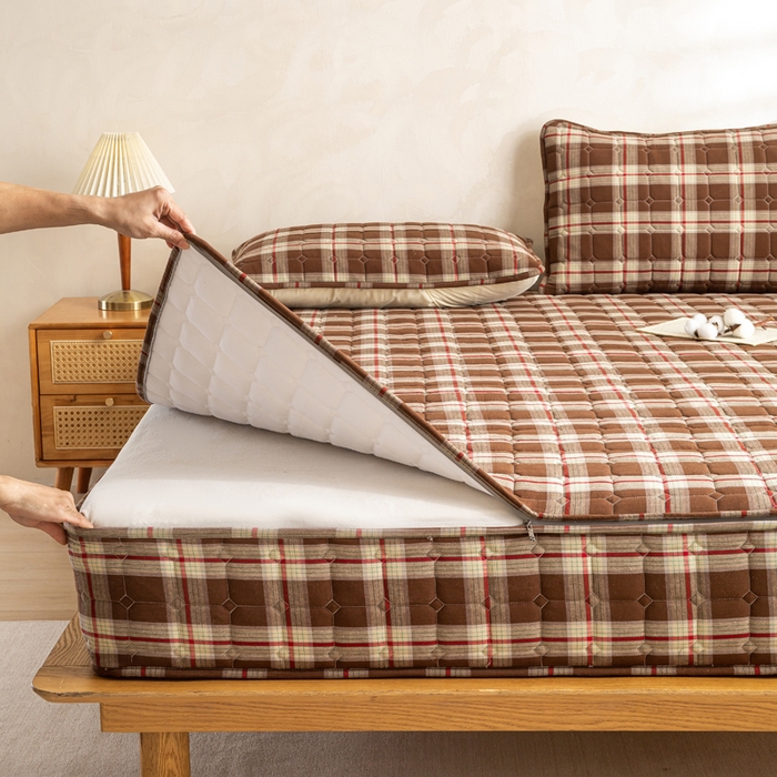 91家纺网 家纺一手货源 找家纺 伊人坊 2026新款纯棉深格子无印风六面全包夹棉床笠床垫保护套 沐风-奶咖