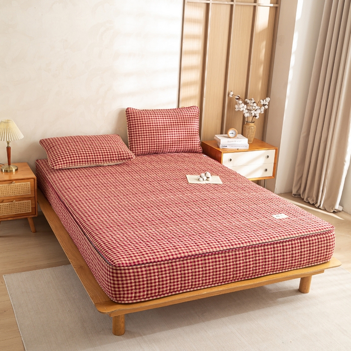 91家纺网 家纺一手货源 找家纺 伊人坊 2026新款纯棉深格子无印风六面全包夹棉床笠床垫保护套 荟素-红