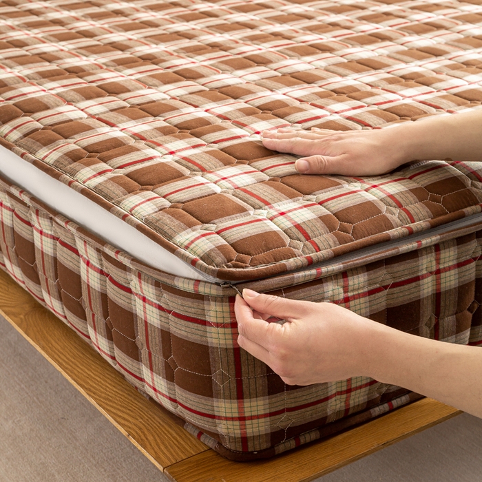 91家纺网 家纺一手货源 找家纺 伊人坊 2026新款纯棉深格子无印风六面全包夹棉床笠床垫保护套 沐风-奶咖