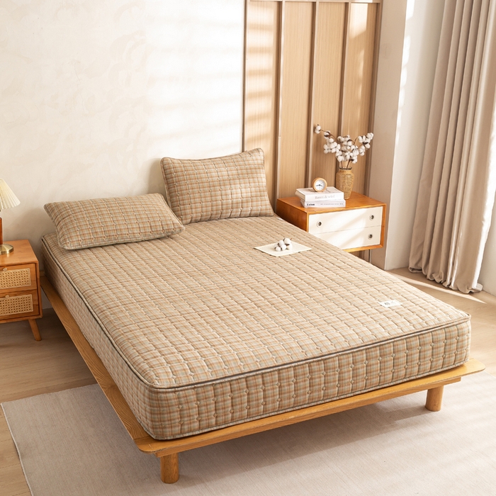 91家纺网 家纺一手货源 找家纺 伊人坊 2026新款纯棉深格子无印风六面全包夹棉床笠床垫保护套 芳华-卡其