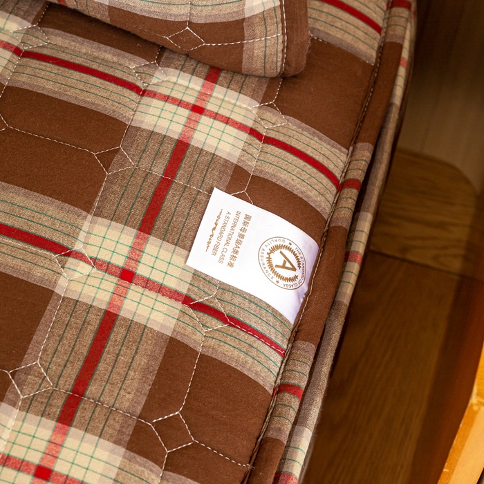 91家纺网 家纺一手货源 找家纺 伊人坊 2026新款纯棉深格子无印风六面全包夹棉床笠床垫保护套 沐风-奶咖