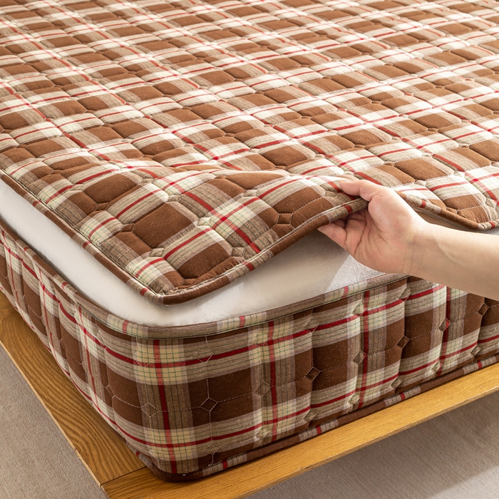 91家纺网 家纺一手货源 找家纺 伊人坊 2026新款纯棉深格子无印风六面全包夹棉床笠床垫保护套 沐风-奶咖