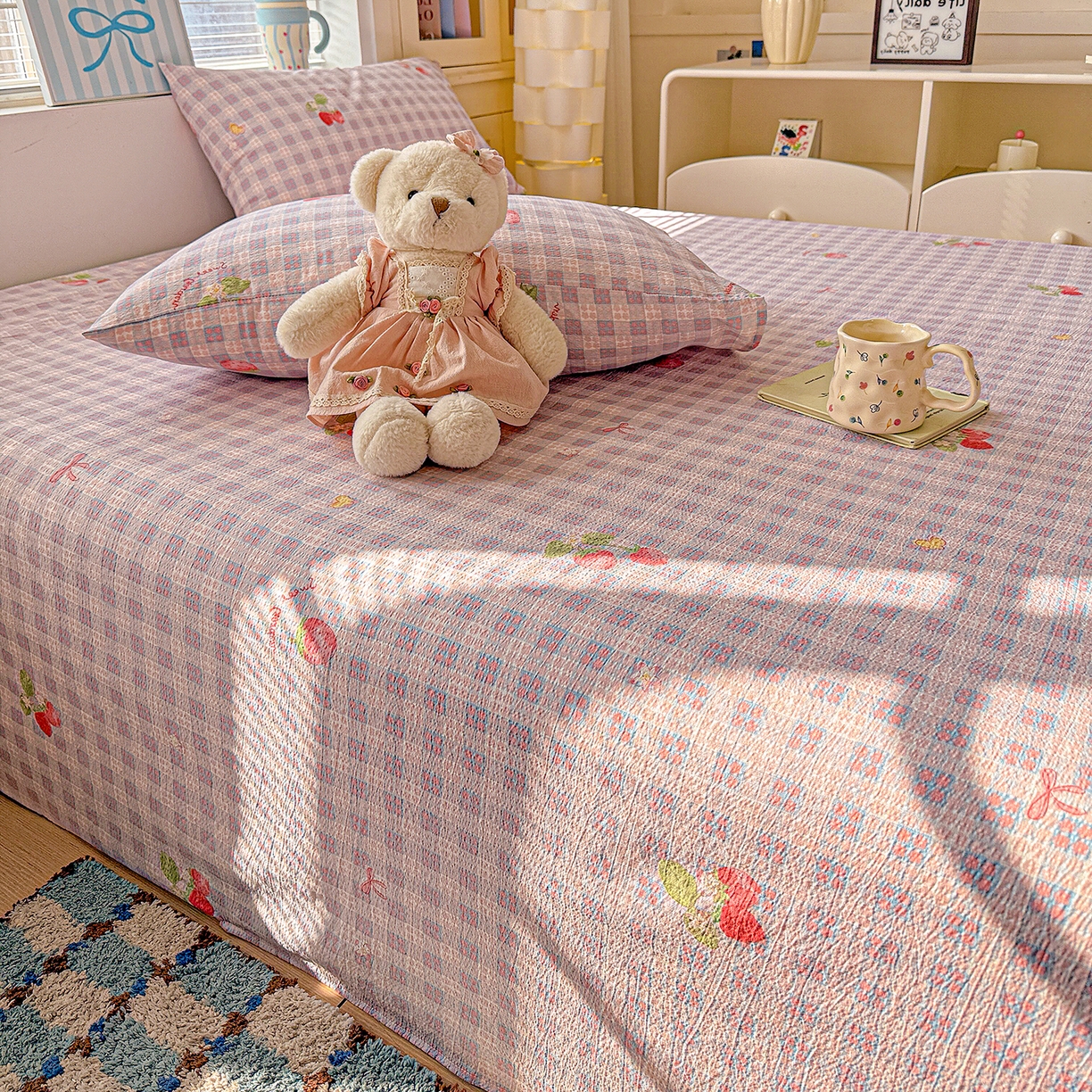 91家纺网 家纺一手货源 找家纺 仟人梦 2026新款云感双层纱印花单床单-叠拍图 草莓之语