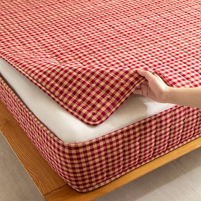 91家纺网 家纺一手货源 找家纺 伊人坊 2026新款纯棉深格子无印风六面全包夹棉床笠床垫保护套 荟素-红