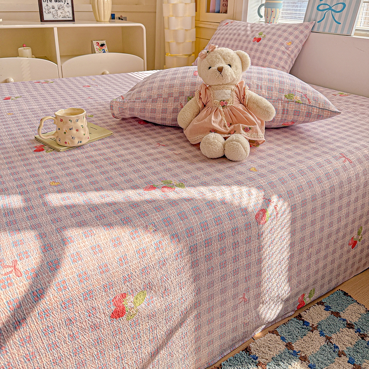 91家纺网 家纺一手货源 找家纺 仟人梦 2026新款云感双层纱印花单床单-叠拍图 草莓之语