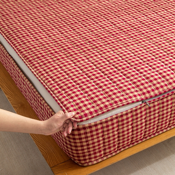 91家纺网 家纺一手货源 找家纺 伊人坊 2026新款纯棉深格子无印风六面全包夹棉床笠床垫保护套 荟素-红