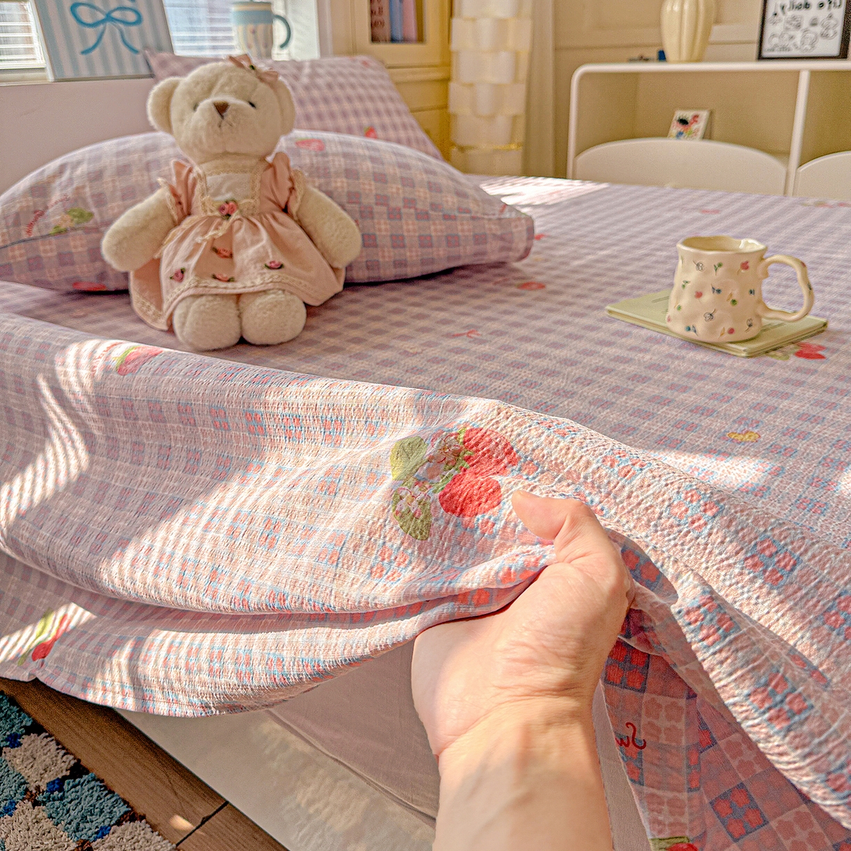 91家纺网 家纺一手货源 找家纺 仟人梦 2026新款云感双层纱印花单床单-叠拍图 草莓之语