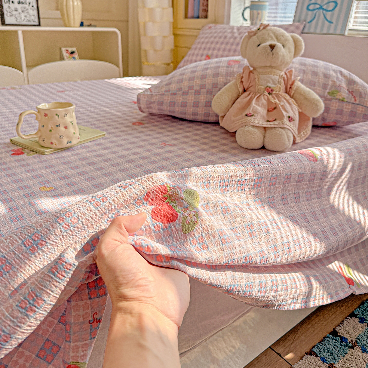 91家纺网 家纺一手货源 找家纺 仟人梦 2026新款云感双层纱印花单床单-叠拍图 草莓之语