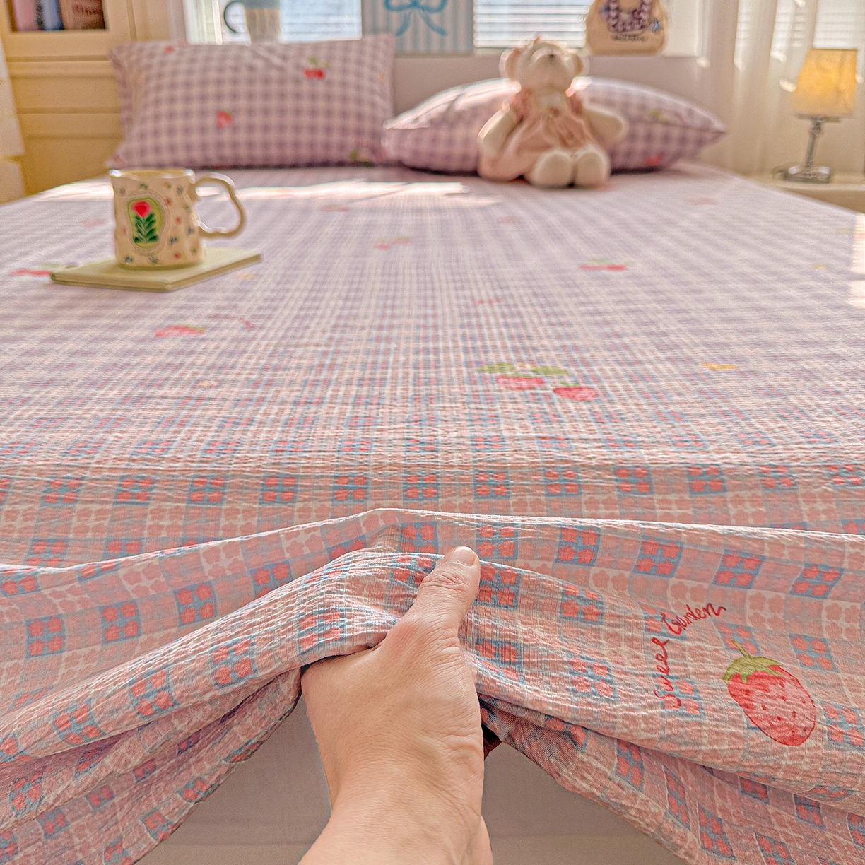 91家纺网 家纺一手货源 找家纺 仟人梦 2026新款云感双层纱印花单床单-叠拍图 草莓之语