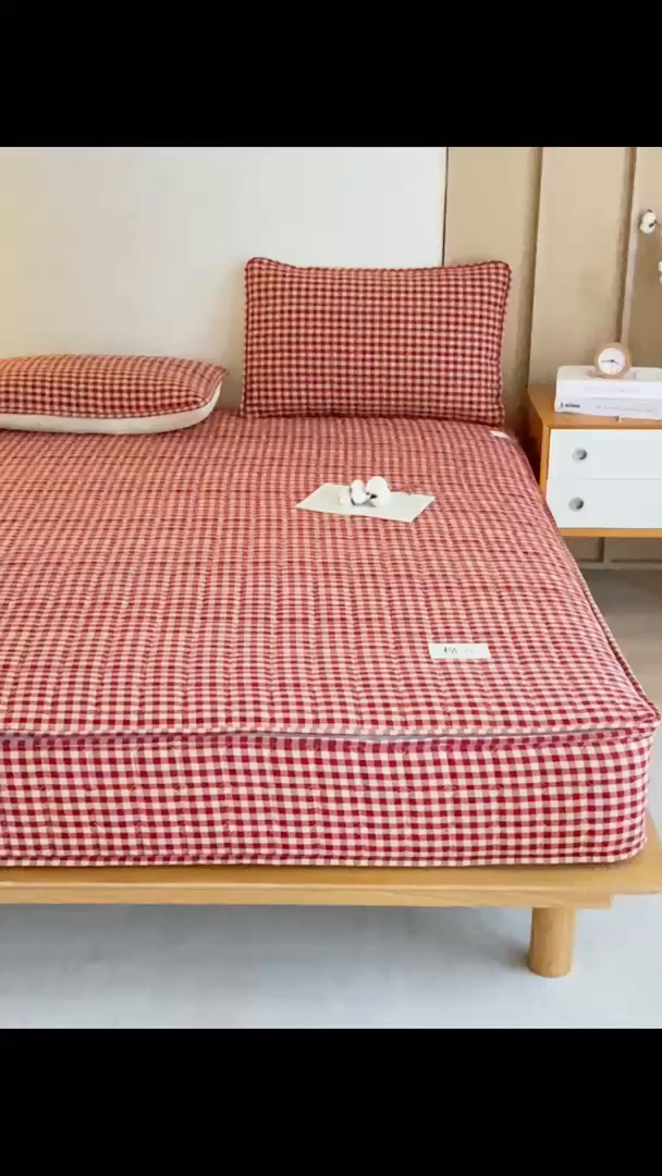91家纺网 家纺一手货源 找家纺 伊人坊 2026新款纯棉深格子无印风六面全包夹棉床笠床垫保护套 荟素-红