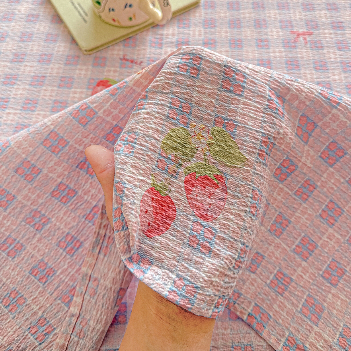 91家纺网 家纺一手货源 找家纺 仟人梦 2026新款云感双层纱印花单床单-叠拍图 草莓之语