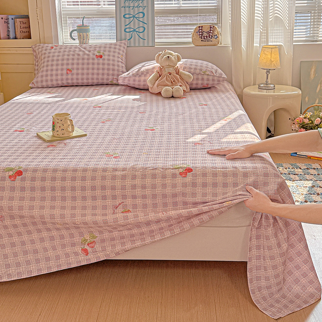 91家纺网 家纺一手货源 找家纺 仟人梦 2026新款云感双层纱印花单床单-叠拍图 草莓之语