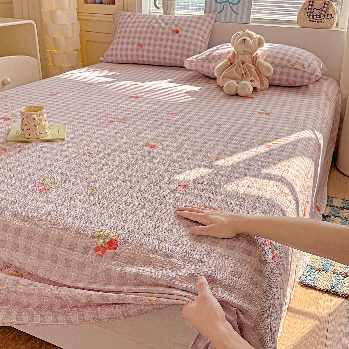 91家纺网 家纺一手货源 找家纺 仟人梦 2026新款云感双层纱印花单床单-叠拍图 草莓之语