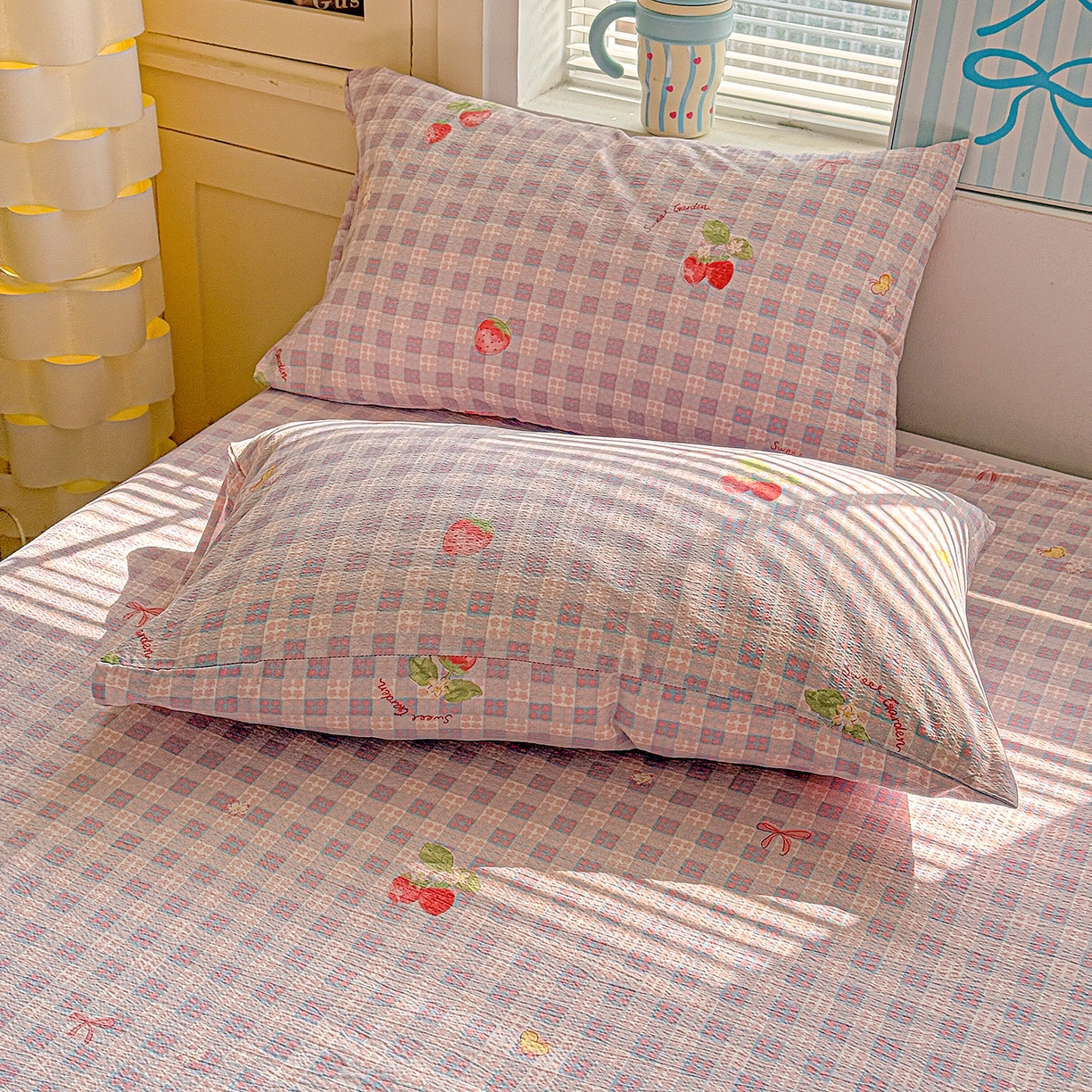 91家纺网 家纺一手货源 找家纺 仟人梦 2026新款云感双层纱印花单床单-叠拍图 草莓之语